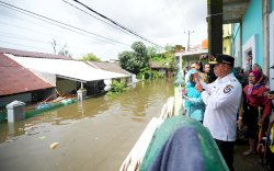 Batal Hadiri Peringatan HUT ke-65 Kabupaten Pangkep, Prof Fadjry Djufry Ucapkan Selamat dari Lokasi Banjir di Makassar