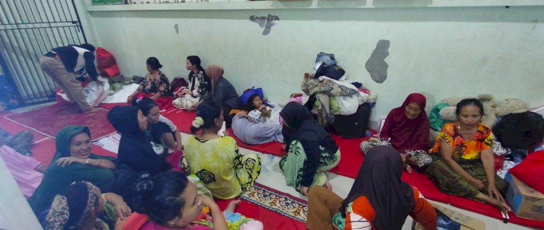 Warga yang mengungsi akibat banjir yang melanda 4 kecamatan di Kota Makassar.