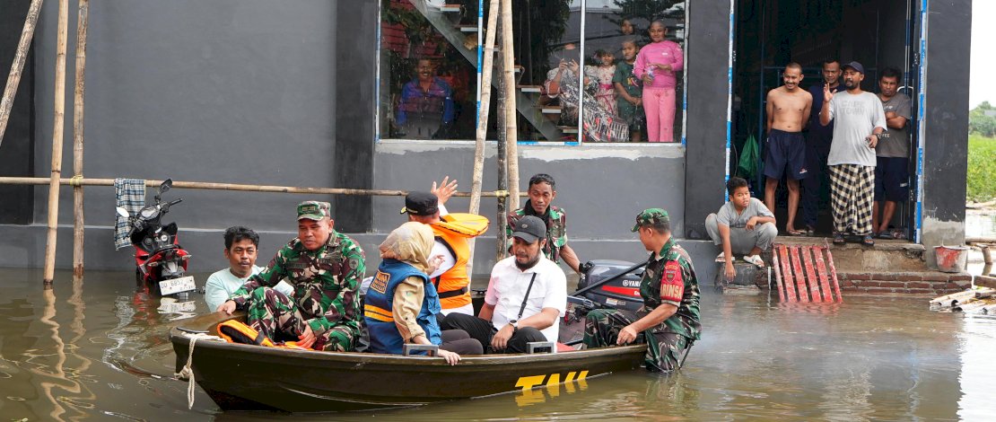 Banjir melanda Kota Makassar akibat intensitas hujan yang cukup tinggi beberapa hari terakhir. Banjir melanda Kota Makassar akibat intensitas hujan yang cukup tinggi beberapa hari terakhir.