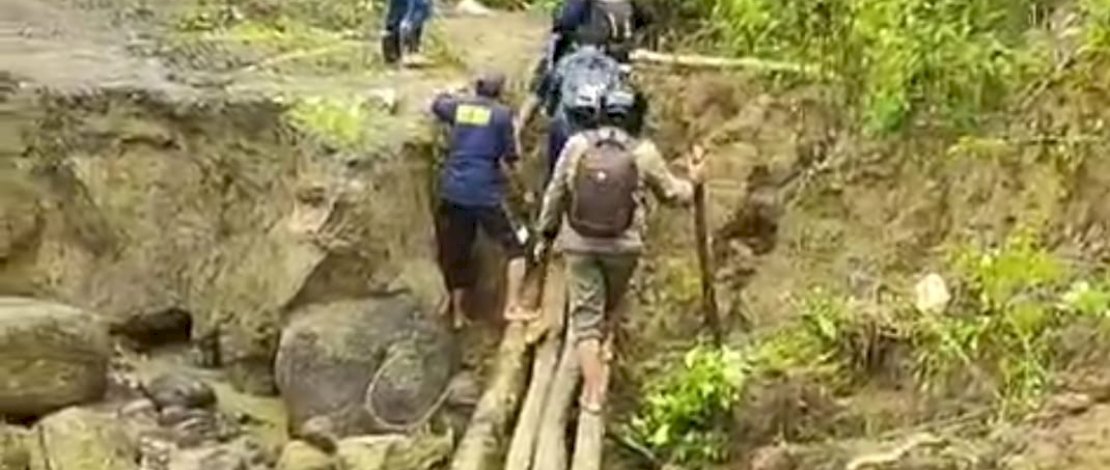 Hujan deras yang mengguyur wilayah Kabupaten Bone sejak beberapa hari terakhir menyebabkan longsor, yang mengakibatkan akses ruas jalan alternatif provinsi (Bungoro-Parigi) terputus di Desa Bonto Masunggu, Kecamatan Tellulimpoe. Hujan deras yang mengguyur wilayah Kabupaten Bone sejak beberapa hari terakhir menyebabkan longsor, yang mengakibatkan akses ruas jalan alternatif provinsi (Bungoro-Parigi) terputus di Desa Bonto Masunggu, Kecamatan Tellulimpoe.