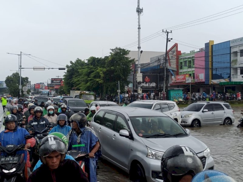 Macet Parah Akibat Banjir di Jalan Perintis Kemerdekaan, Kendaraan Mengular Hingga 2 Kilometer