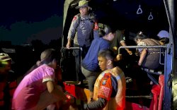 Sat Brimob Polda Sulsel Kerahkan Tim SAR Evakuasi Masyarakat Korban Banjir di Antang