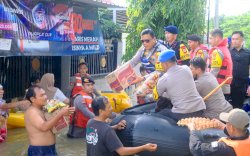 Kapolda Sulsel Irjen Pol Yudhiawan Salurkan Bantuan untuk Warga Terdampak Banjir Makassar