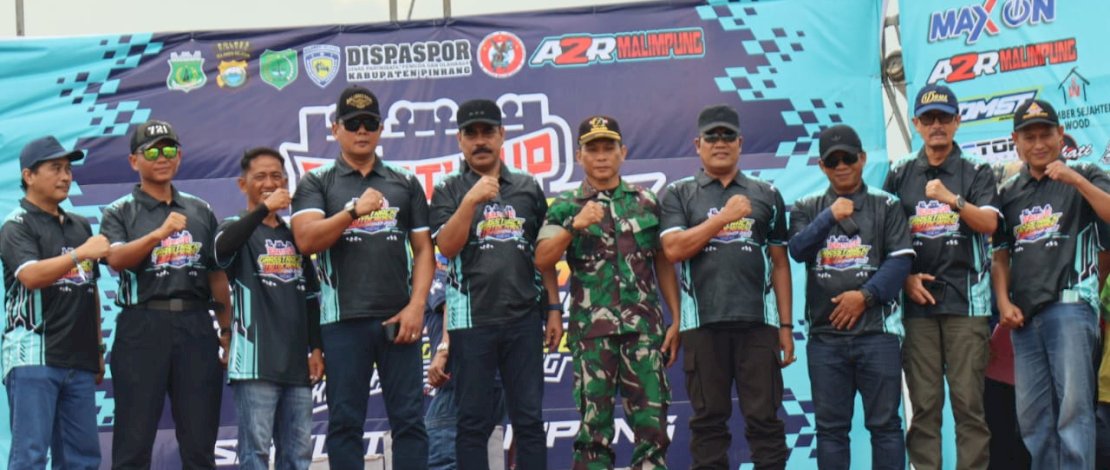 Penjabat (Pj) Bupati Pinrang, Ahmadi Akil, secara resmi membuka ajang Bupati Cup Grasstrack Motorcross Championship di Desa Malimpung, Kecamatan Patampanua, Sabtu, 15 Februari 2025.
Penjabat (Pj) Bupati Pinrang, Ahmadi Akil, secara resmi membuka ajang Bupati Cup Grasstrack Motorcross Championship di Desa Malimpung, Kecamatan Patampanua, Sabtu, 15 Februari 2025.