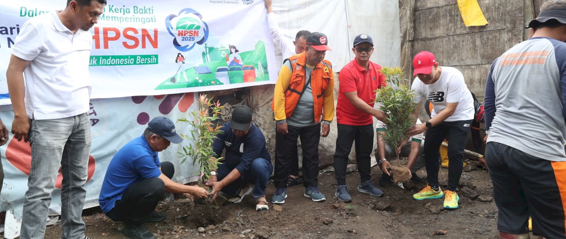Aksi bersih di Pasar Panakukang, Jalan Toddopuli, yang melibatkan berbagai elemen masyarakat, Minggu, 16 Februari 2025. Aksi bersih di Pasar Panakukang, Jalan Toddopuli, yang melibatkan berbagai elemen masyarakat, Minggu, 16 Februari 2025.