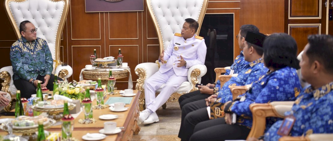 Penjabat Gubernur Sulsel Prof Fadjry Djufry menyiapkan karpet merah untuk investasi di berbagai sektor yang akan masuk ke Sulsel. Termasuk bagi PT Citaglobal Environment yang akan membangun pembangkit listrik green energi di Sulsel. Penjabat Gubernur Sulsel Prof Fadjry Djufry menyiapkan karpet merah untuk investasi di berbagai sektor yang akan masuk ke Sulsel. Termasuk bagi PT Citaglobal Environment yang akan membangun pembangkit listrik green energi di Sulsel.
