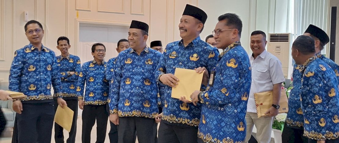 Kakanwil Kemenag Sulsel, Ali Yafid, menyerahkan SK Redistribusi PPPK kepada 24 Kepala Kantor Kemenag Kabupaten/Kota se Sulsel, di Aula Kanwil Kemenag Sulsel, Senin, 17 Februari 2024. Kakanwil Kemenag Sulsel, Ali Yafid, menyerahkan SK Redistribusi PPPK kepada 24 Kepala Kantor Kemenag Kabupaten/Kota se Sulsel, di Aula Kanwil Kemenag Sulsel, Senin, 17 Februari 2024.