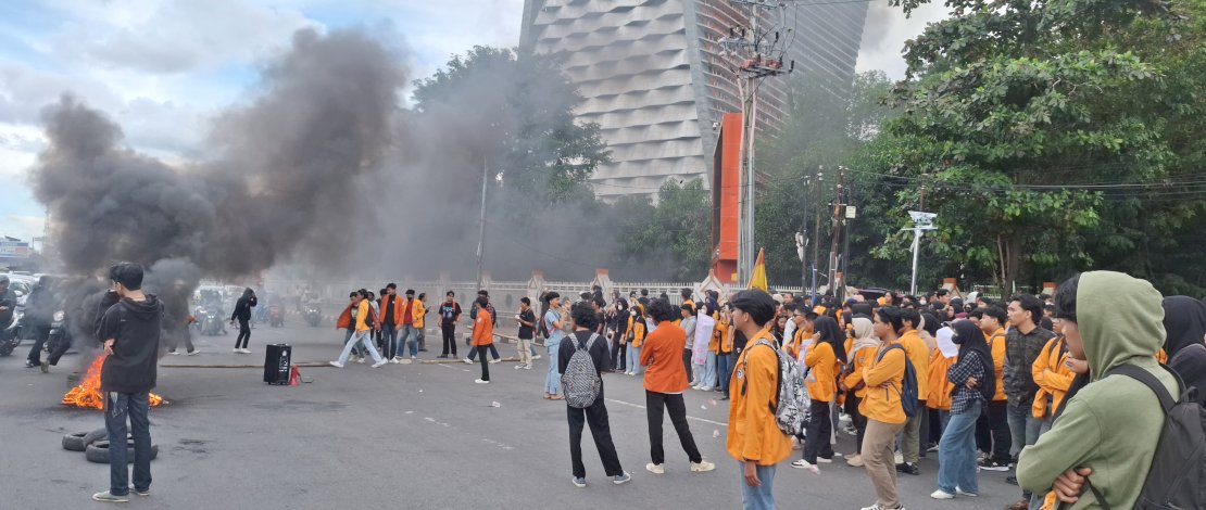 Ratusan mahasiswa menggelar unjuk rasa di depan kampus Universitas Negeri Makassar (UNM), Jalan AP Pettarani, Kecamatan Rappocini, Kota Makassar, Rabu, 19 Februari 2025. Ratusan mahasiswa menggelar unjuk rasa di depan kampus Universitas Negeri Makassar (UNM), Jalan AP Pettarani, Kecamatan Rappocini, Kota Makassar, Rabu, 19 Februari 2025.