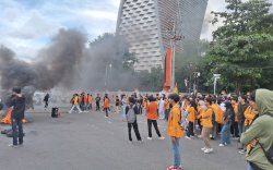 Ratusan Mahasiswa di Makassar Unjuk Rasa Protes Efisiensi Anggaran untuk Makan Bergizi Gratis
