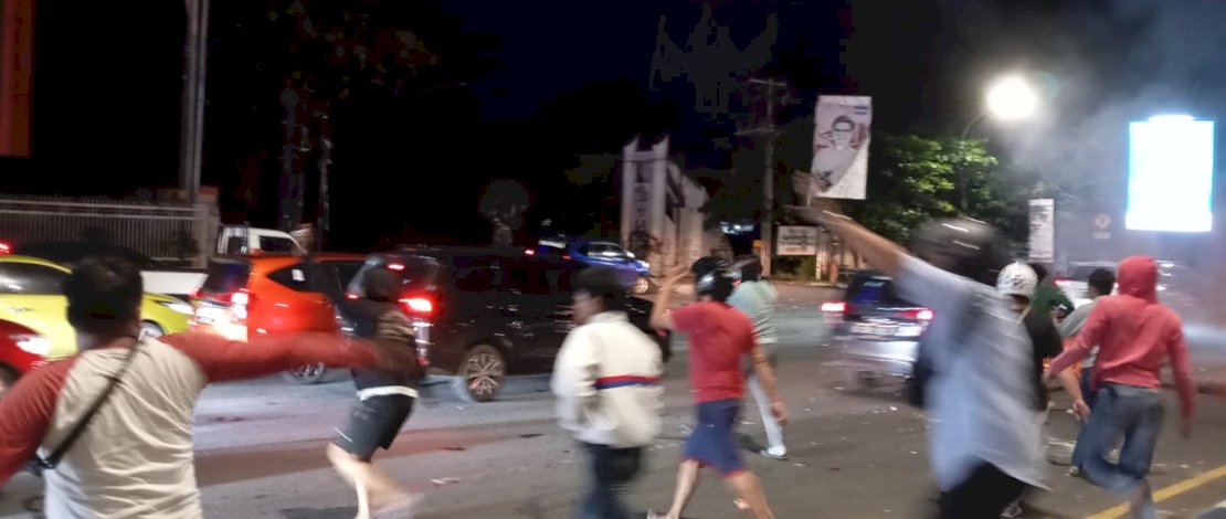 Unjuk rasa mahasiswa di Makassar berujung bentrok dengan warga. Unjuk rasa mahasiswa di Makassar berujung bentrok dengan warga.