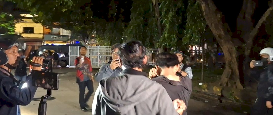 Aksi unjuk rasa mahasiswa yang terjadi tiga hari terakhir berujung ricuh di depan Kampus Universitas Negeri Makassar (UNM), Jalan AP Pettarani, Kecamatan Rappocini, Kota Makassar, Jumat malam, 21 Februari 2025.
Aksi unjuk rasa mahasiswa yang terjadi tiga hari terakhir berujung ricuh di depan Kampus Universitas Negeri Makassar (UNM), Jalan AP Pettarani, Kecamatan Rappocini, Kota Makassar, Jumat malam, 21 Februari 2025.