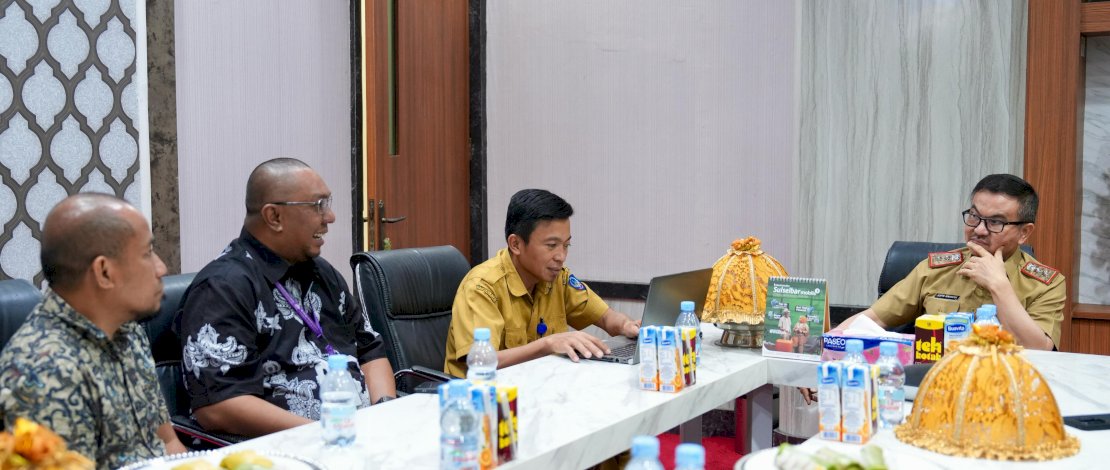 Sekretaris Daerah Provinsi Sulsel Jufri Rahman menerima tim World Agroforestry International Center For Research In Agroforestry (ICRAF), di Kantor Gubernur Sulsel, Senin, 24 Februari 2025. 
