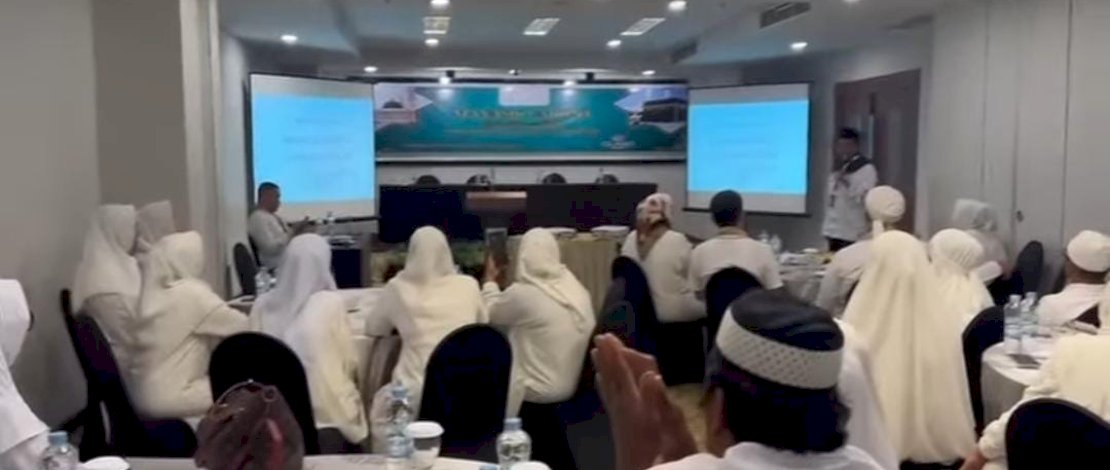 Putri Dakka memberangkatkan ratusan jemaah ke Tanah Suci melalui travel ternama di Kota Makassar, Aslam Grup, milik Ustadz Asmar Ambo, Senin, 24 Februari 2025.