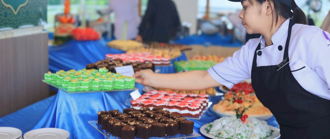 Dalton Hotel Makassar memperkenalkan paket menu berbuka puasa jelang Ramadan, melalui Gathering Kampoeng Ramadan Banyak Menu Harga Murah, di Sky Garden Pool and Gym Lantai 3 Dalton Hotel Makassar, Senin, 24 Februari 2025.