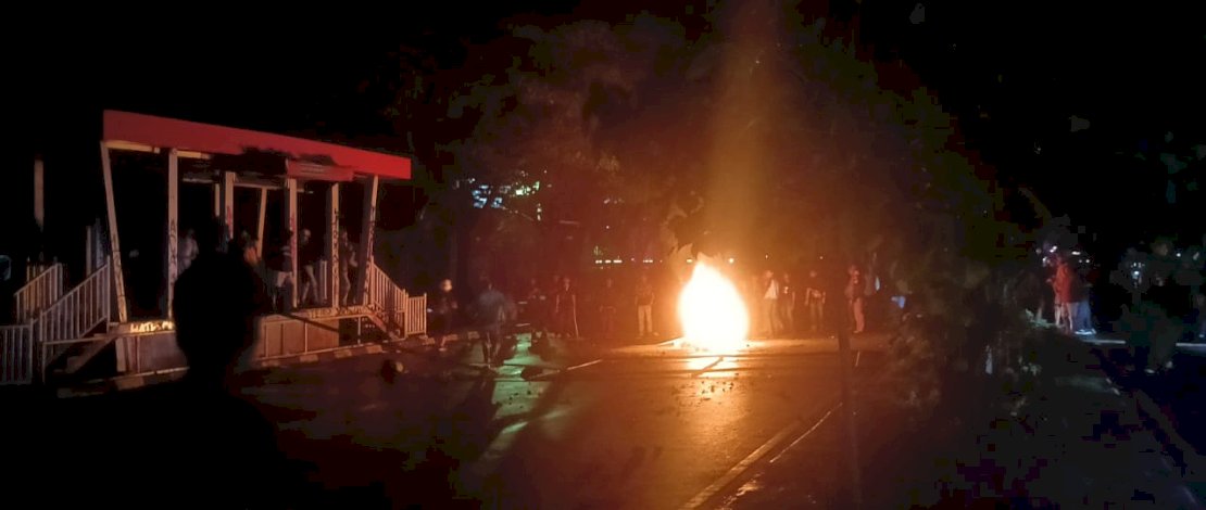 Mahasiswa memblokade jalan Urip Sumoharjo, Kota Makassar. Mahasiswa memblokade jalan Urip Sumoharjo, Kota Makassar.