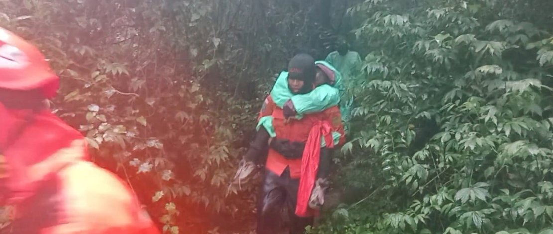 Seorang pendaki wanita sempat dikabarkan hilang terpisah dengan rombongannya akhirnya ditemukan dengan selamat. 