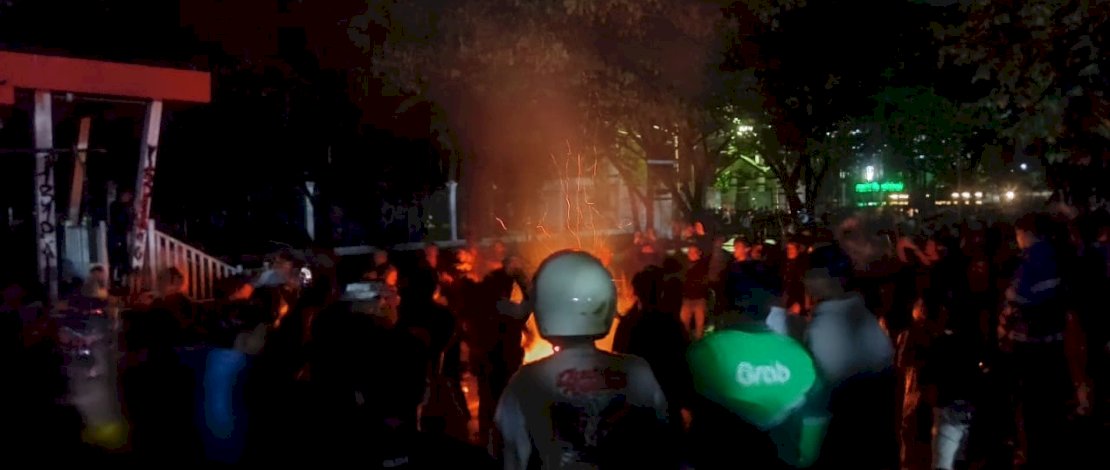 Bentrok akhirnya pecah di depan Universitas Muslim Indonesia (UMI) Makassar saat aparat kepolisian mencoba membubarkan massa yang memblokade ruas jalan Urip Sumoharjo, Senin malam, 24 Februari 2025. Bentrok akhirnya pecah di depan Universitas Muslim Indonesia (UMI) Makassar saat aparat kepolisian mencoba membubarkan massa yang memblokade ruas jalan Urip Sumoharjo, Senin malam, 24 Februari 2025.