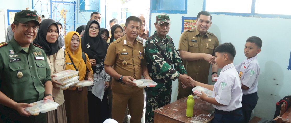 Sekda Takalar, Muhammad Hasbi, meninjau langsung pelaksanaan program MBG di UPT SMPN 1 Mangarabombang, Selasa, 25 Februari 2025. Sekda Takalar, Muhammad Hasbi, meninjau langsung pelaksanaan program MBG di UPT SMPN 1 Mangarabombang, Selasa, 25 Februari 2025.