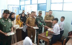 Dukung Program Pemerintah Pusat, Sekda Takalar Tinjau Pelaksanaan Makan Bergizi Gratis di SMPN 1 Mangarabombang