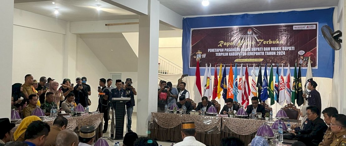 Kapolres Jeneponto, AKBP Widi Setiawan, menghadiri rapat pleno terbuka yang diselenggarakan oleh Komisi Pemilihan Umum (KPU) Kabupaten Jeneponto. Kapolres Jeneponto, AKBP Widi Setiawan, menghadiri rapat pleno terbuka yang diselenggarakan oleh Komisi Pemilihan Umum (KPU) Kabupaten Jeneponto.