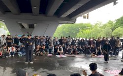 Berpakaian Hitam di Teatrikal Aksi Tolak Efisiensi Anggaran, UKM Teater Kampus Unhas Simbolkan Kondisi #Indonesiagelap 