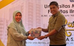 Peluncuran Buku "Dimensi Perilaku Birokrasi Pelayanan Publik" oleh Dosen FISIP Unismuh Makassar