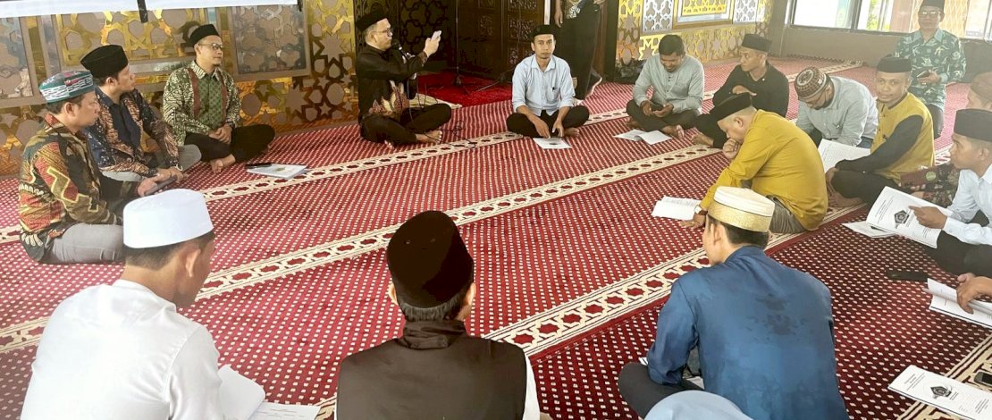 Kepala Kantor Wilayah Kemenag Sulsel, Ali Yafid, saat melepas para Dai' yang bertugas di wilayah 3T, di Masjid Al Ikhlas Kanwil Kemenag Sulsel, Kamis, 27 Februari 2025