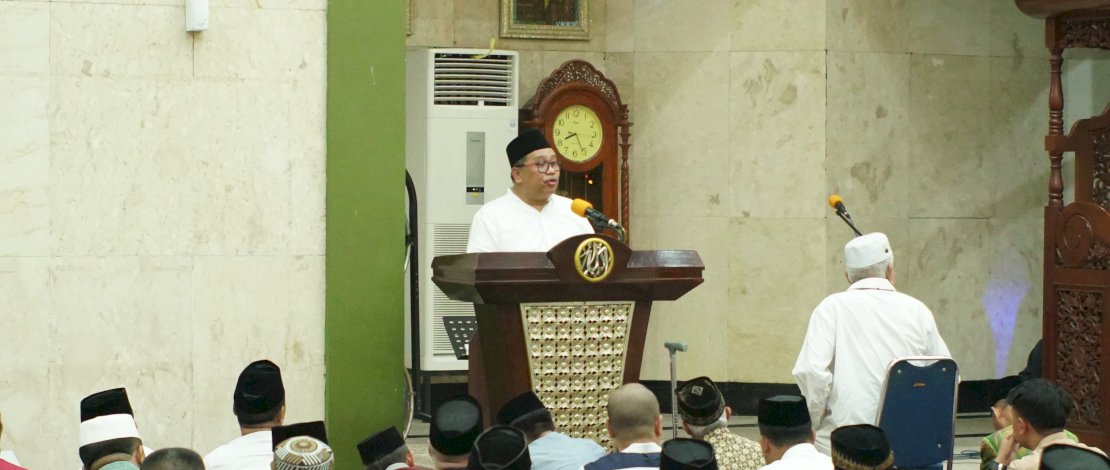Bupati Takalar Mohammad Firdaus Daeng Manye bersama Wakil Bupati Takalar Hengky Yasin, melaksanakan Salat Tarwih bersama masyarakat Takalar di Masjid Agung Takalar pada Senin malam, 3 Maret 2025. 
