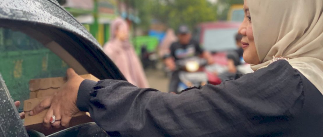 Ibu Bupati Takalar Bersama PKK Bagikan Takjil Gratis untuk Pengguna Jalan