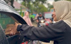 Ibu Bupati Takalar Bersama PKK Bagikan Takjil Gratis untuk Pengguna Jalan