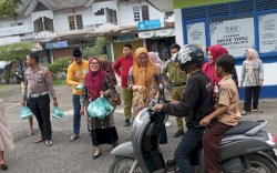 UPTB Pendapatan Wilayah Palopo Berbagi Takjil di Layanan Drive Thru Samsat