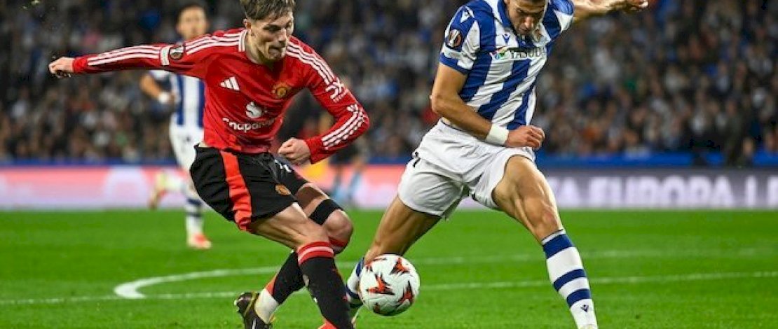 Aksi Alejandro Garnacho dalam laga Liga Europa antara Real Sociedad vs Manchester United, Jumat (7/3/2025). (c) AP Photo/Miguel Oses