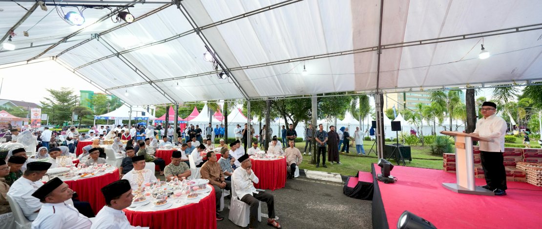 Sekretaris Daerah Provinsi Sulsel, Jufri Rahman, membuka kegiatan Amaliah dan Bazar Ramadan Apindo yang digelar di pelataran parkir PT. Telkom, Jalan AP Pettarani, Makassar, Sabtu, 8 Maret 2025.