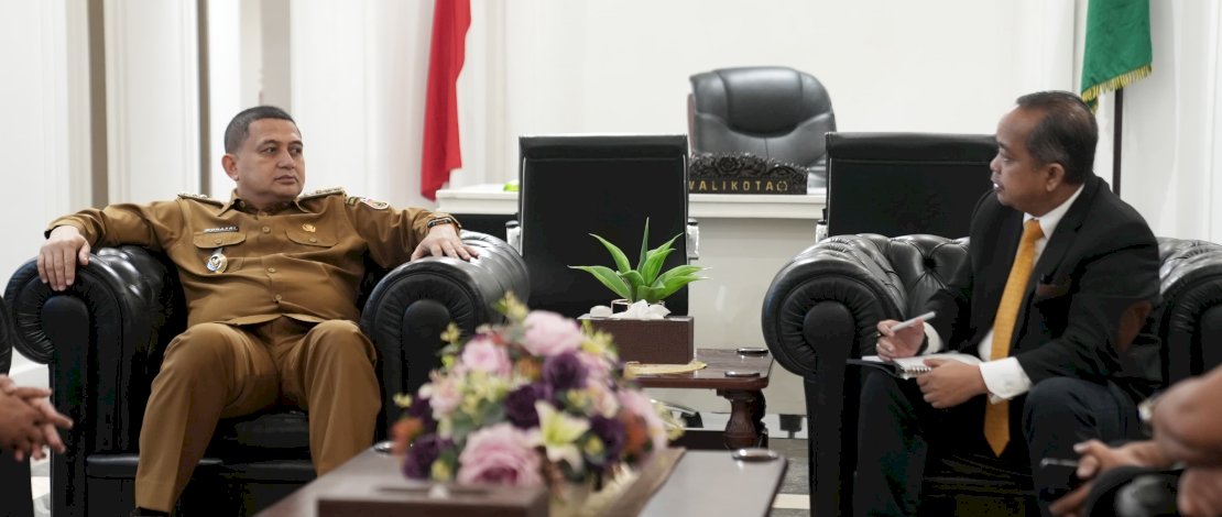Ketua PHRI Sulsel Anggiat Sinaga menemui Wali Kota Makassar, Munafri Arifuddin, untuk membahas dampak kebijakan efisiensi anggaran terhadap industri perhotelan, di Balai Kota Makassar, Senin, 10 Maret 2025. Ketua PHRI Sulsel Anggiat Sinaga menemui Wali Kota Makassar, Munafri Arifuddin, untuk membahas dampak kebijakan efisiensi anggaran terhadap industri perhotelan, di Balai Kota Makassar, Senin, 10 Maret 2025.