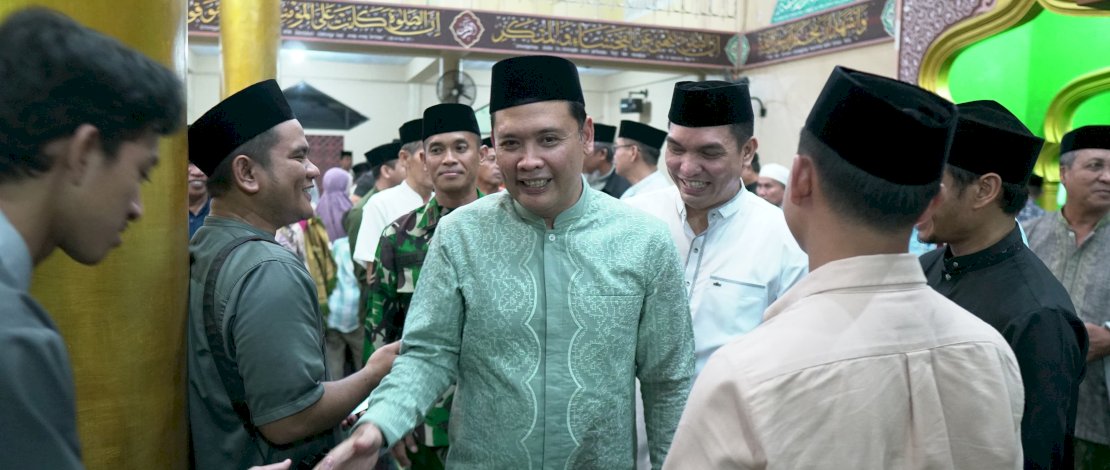 Wakil Bupati Takalar, Dr. H. Hengky Yasin, S.Sos., MM, bersama jajaran Forkopimda dan Pemerintah Kabupaten Takalar menggelar Safari Ramadhan di Masjid Nurul Yaqin Galesong Kota, Kecamatan Galesong. Kehadiran Wakil Bupati dan rombongan disambut hangat oleh masyarakat dan jamaah tarawih yang memadati masjid. Wakil Bupati Takalar, Dr. H. Hengky Yasin, S.Sos., MM, bersama jajaran Forkopimda dan Pemerintah Kabupaten Takalar menggelar Safari Ramadhan di Masjid Nurul Yaqin Galesong Kota, Kecamatan Galesong. Kehadiran Wakil Bupati dan rombongan disambut hangat oleh masyarakat dan jamaah tarawih yang memadati masjid.