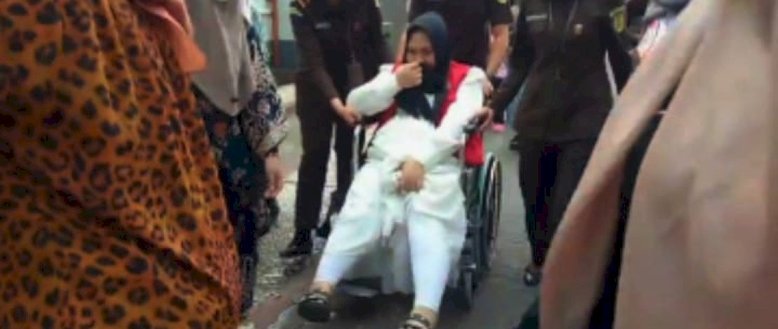 Mira Hayati datang ke PN Makassar menggunakan kursi roda.