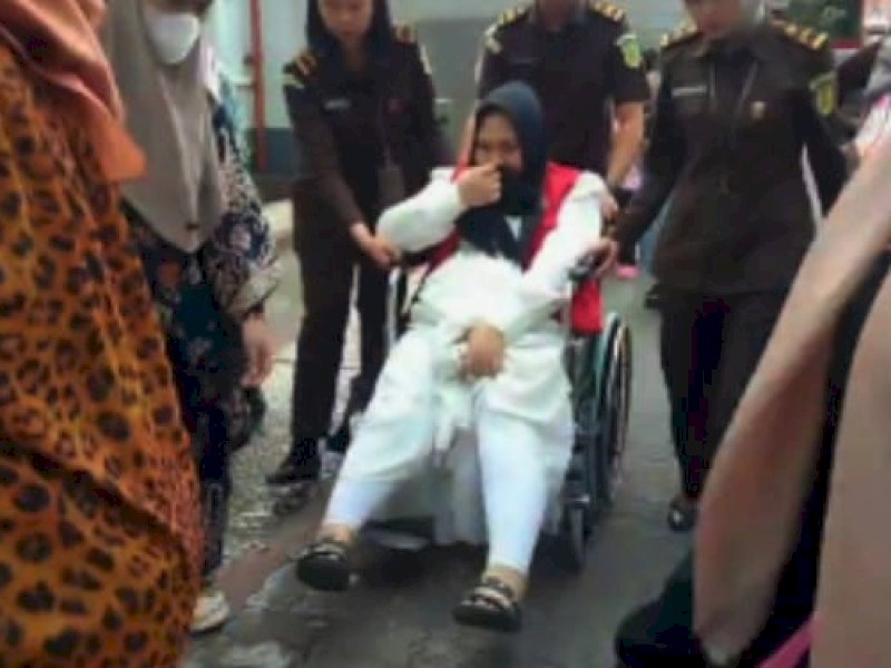 Sidang Perdana, Mira Hayati Datang Naik Kursi Roda
