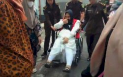 Sidang Perdana, Mira Hayati Datang Naik Kursi Roda