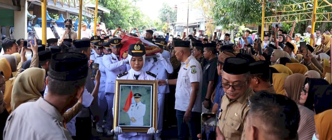 Suasana duka menyelimuti prosesi pelepasan jenazah Camat Tiroang, Andi Ansaruddin Maramat, yang diadakan pada Selasa, 11 Maret 2025, di rumah duka, Jalan Pelita Timur, Kelurahan Lalengbata, Kecamatan Paleteang.