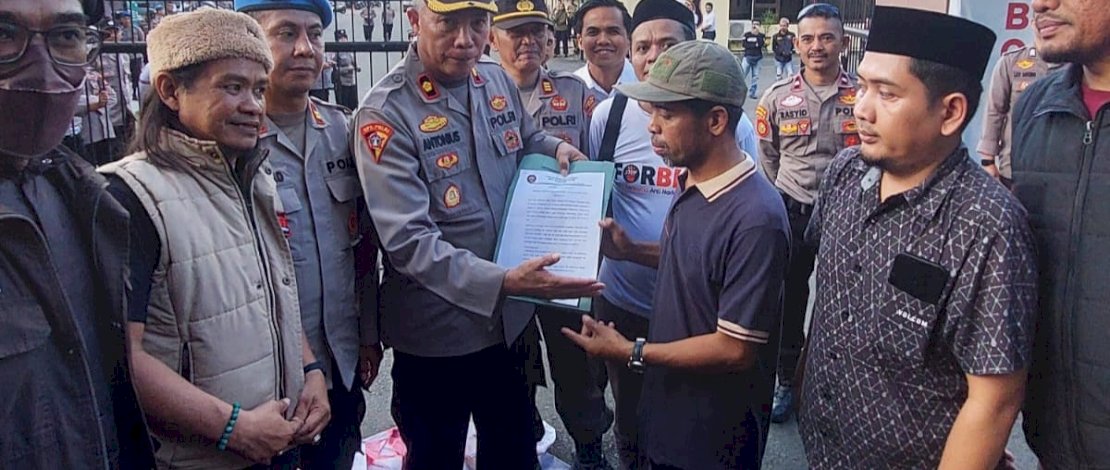 Wakapolres Bone Kompol Antonius Tutleta saat menerima aspirasi dari Forbes Anti Narkoba dari ratusan mahasiswa yang menggelar aksi di depan kantor Polres Bone. 