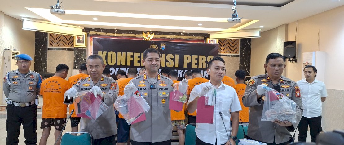 Kapolrestabes Makassar Kombes Pol Arya Perdana saat konferensi pers di Mapolrestabes Makassar, Rabu, 12 Maret 2025.