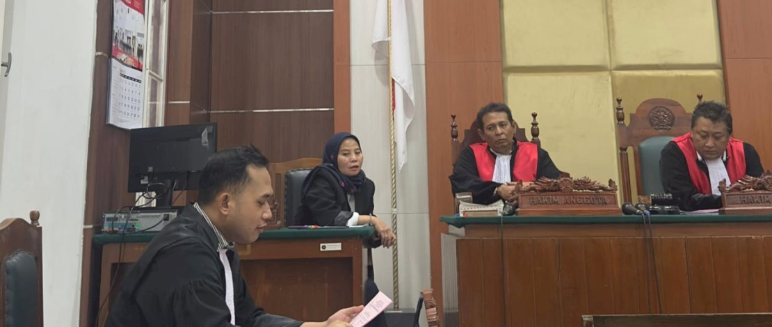 Dua terdakwa yang merupakan bandar narkotika jenis sabu seberat 6,7 kilogram dituntut pidana penjara seumur hidup oleh Jaksa Penuntut Umum (JPU) Cabjari Pelabuhan Makassar. Dua terdakwa yang merupakan bandar narkotika jenis sabu seberat 6,7 kilogram dituntut pidana penjara seumur hidup oleh Jaksa Penuntut Umum (JPU) Cabjari Pelabuhan Makassar.