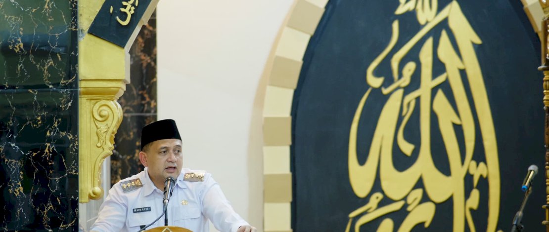 Wali Kota Makassar, Munafri Arifuddin, bersilaturahmi dan melaksanakan salat tarawih berjamaah bersama warga Kelurahan Manggala di Masjid Darun Naim, Jalan Nipa-Nipa Raya, pada Rabu, 12 Maret 2025. 