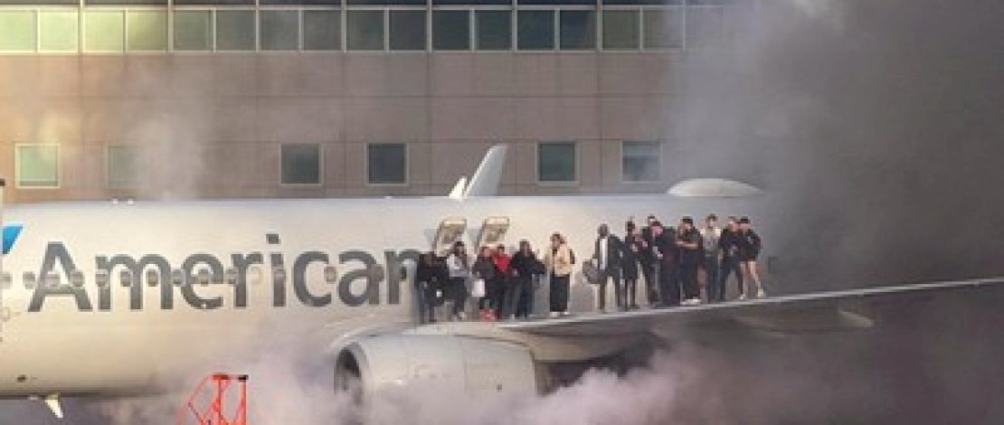 Pesawat American Airlanes Terbakar di Bandara Internasional Denver 