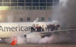 Pesawat American Airlanes Terbakar di Bandara Internasional Denver 