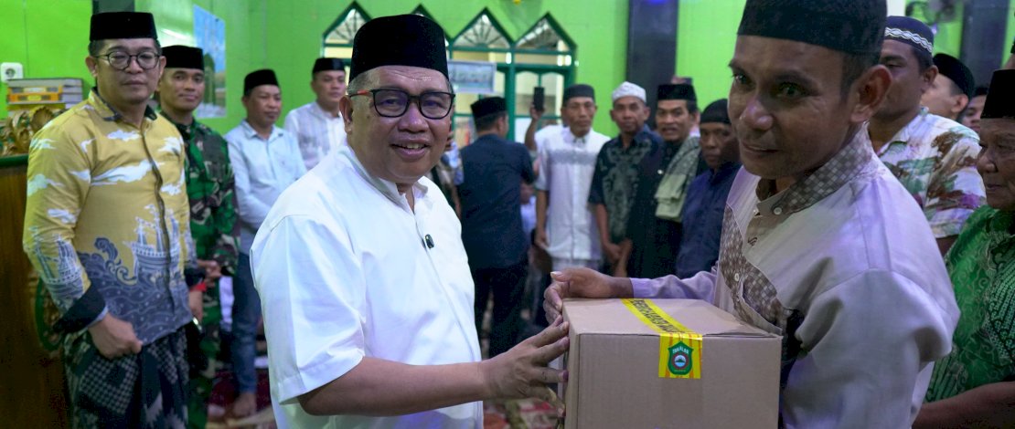 Bupati Takalar Mohammad Firdaus Daeng Manye melakukan safari ramadan di Desa Topejawa.