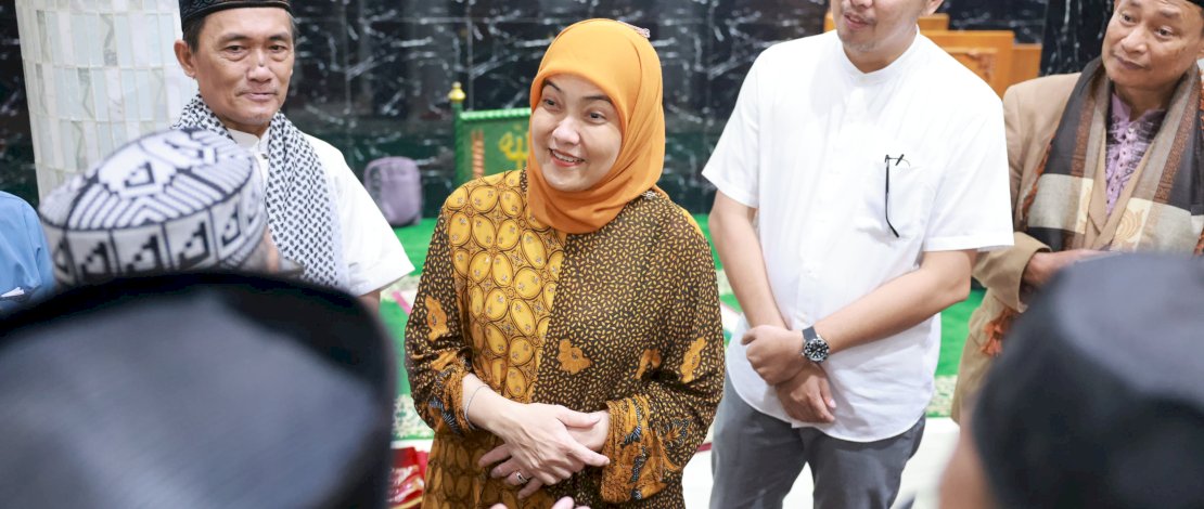 Wakil Wali Kota Makassar, Aliyah Mustika Ilham, melaksanakan salat tarawih berjamaah bersama masyarakat di Masjid Hikmah II Massenrempulu, Jalan Abubakar Lambogo No. 166, Makassar, Jumat, 14 Maret 2025.
