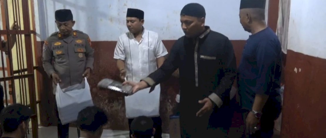 Menjelang akhir masa tugasnya sebagai Kapolsek Panakukkang, Kota Makassar, AKP Ahmad Alfian terus menunjukkan kepeduliannya terhadap masyarakat, termasuk para tahanan di sel Polsek Panakukkang.