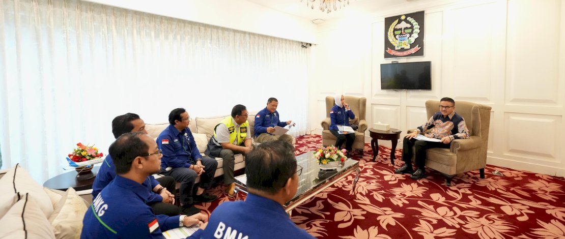 Sekda Provinsi Sulsel Jufri Rahman menerima kunjungan Kepala BMKG Pusat, Prof Dwikorita Karnawati, di Baruga Lounge Kantor Gubernur Sulsel, Minggu, 16 Maret 2025. Sekda Provinsi Sulsel Jufri Rahman menerima kunjungan Kepala BMKG Pusat, Prof Dwikorita Karnawati, di Baruga Lounge Kantor Gubernur Sulsel, Minggu, 16 Maret 2025.