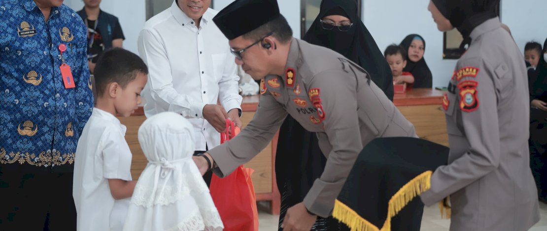 Kapolres Kepulauan Selayar AKBP Adnan Pandibu menyerahkan santunan dan paket ramadan kepada 250 anak yatim dan calon penghafal Al-Qur'an (Hafidz) dalam kegiatan Yatim Fest Ramadan. 